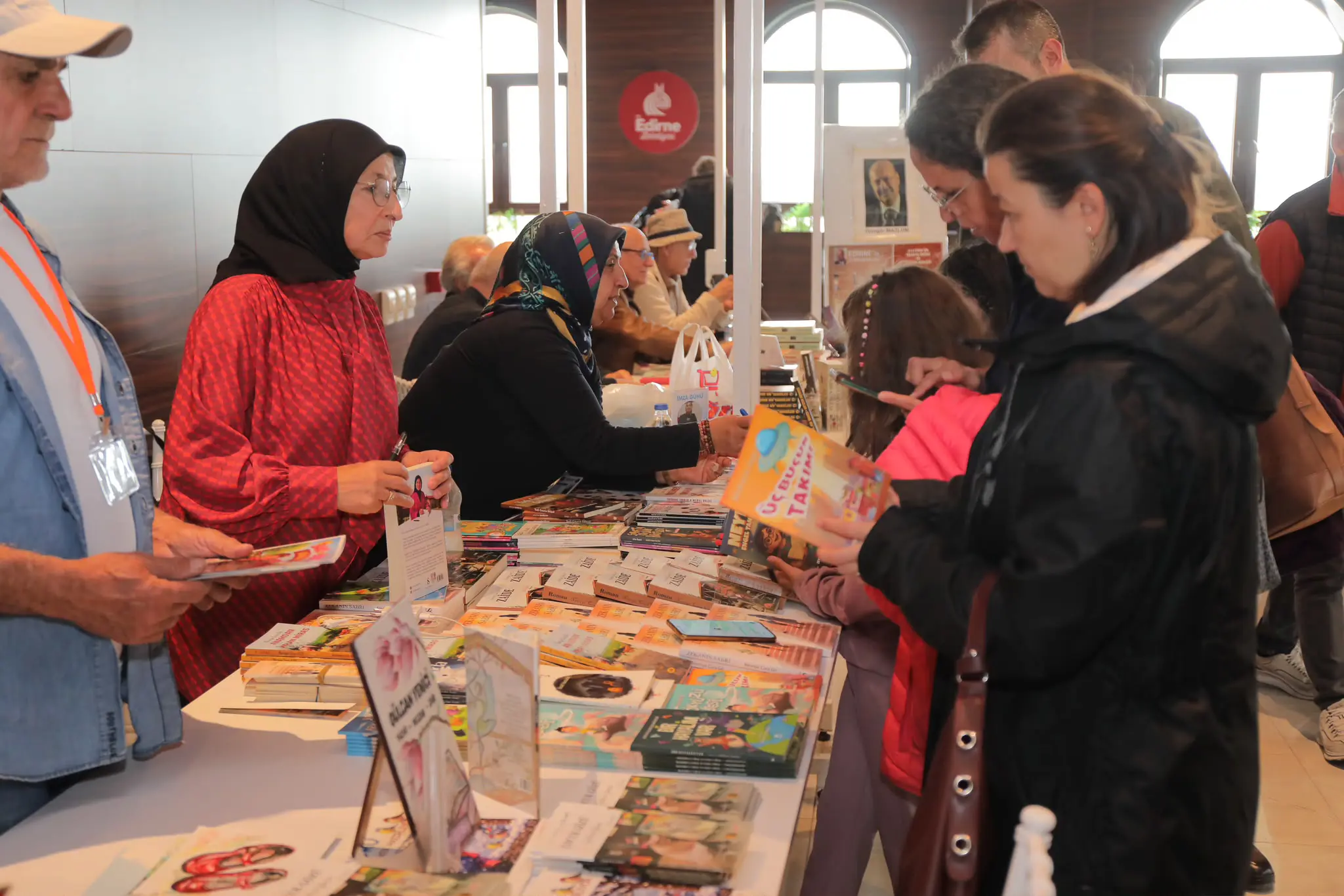 BİNLERCE OKUR, YÜZLERCE HİKAYE, TEK BİR BULUŞMA: 10. GELENEKSEL EDİRNE KİTAP GÜNLERİ TAMAMLANDI galeri görseli